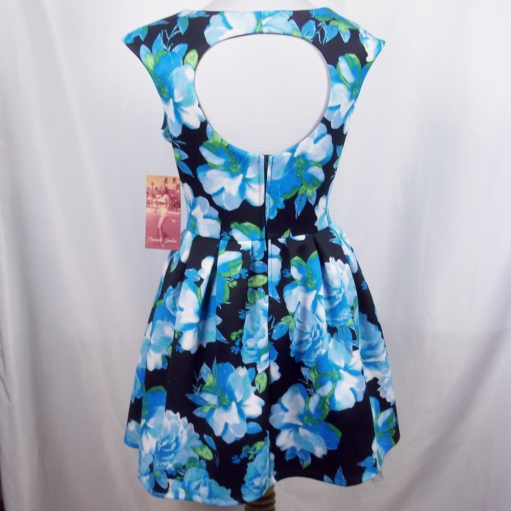 Floral Pleated Skater Style Dress Back Cutout - Picture 5 of 6